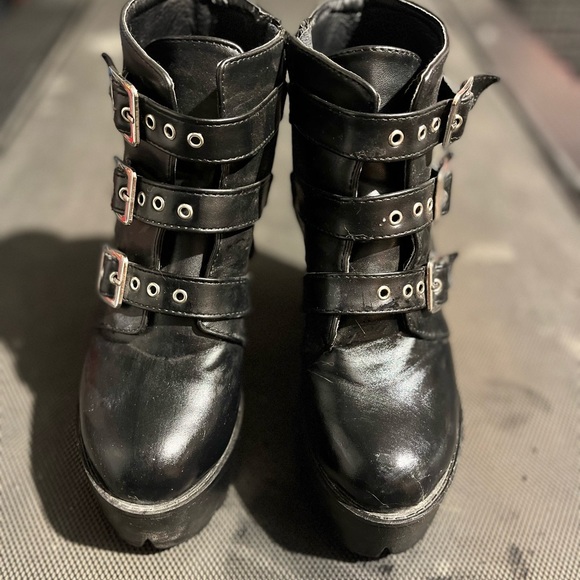 Women’s platform boots. - Picture 2 of 5